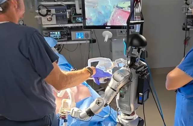 Cách Mạng Trong Y Học: Robot Hình Người Đầu Tiên Thực Hiện Phẫu Thuật Cắt Túi Mật