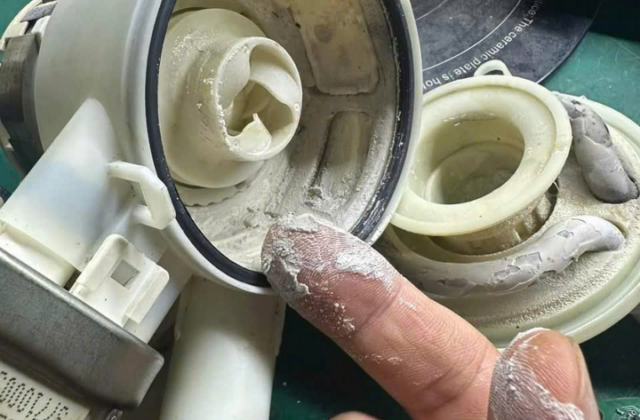Khám Phá Tại Sao Máy Rửa Bát Cần Sử Dụng Muối, Chất Rửa và Nước Bóng