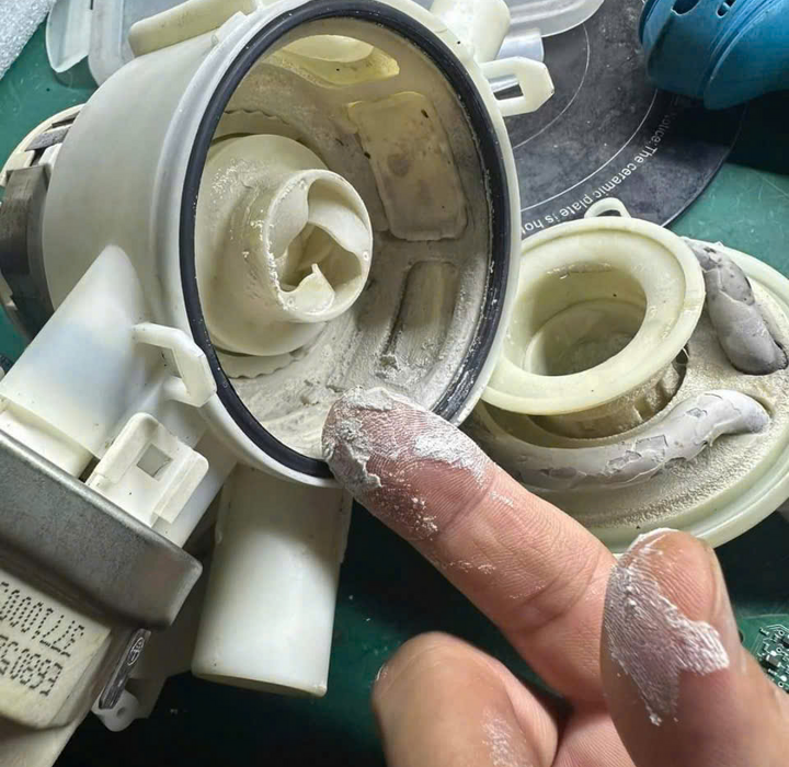 Khám Phá Tại Sao Máy Rửa Bát Cần Sử Dụng Muối, Chất Rửa và Nước Bóng