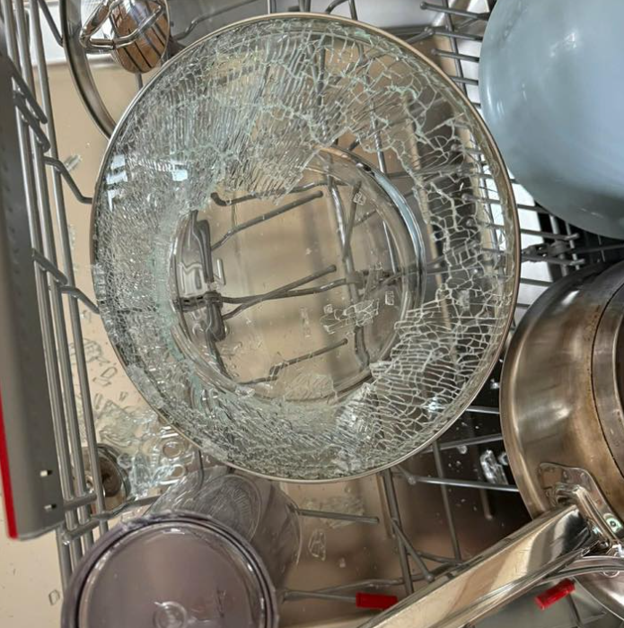 Tại Sao Vung Kính Nồi Có Thể Tự Vỡ Khi Rửa Trong Máy?