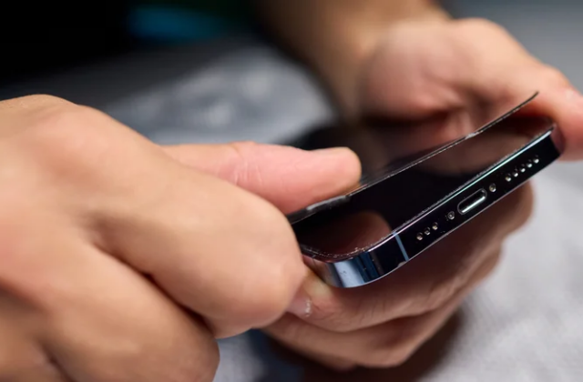 Tại Sao Lớp Phủ Chống Dầu Là Tính Năng Quan Trọng Khi Mua Miếng Dán Màn Hình Smartphone?