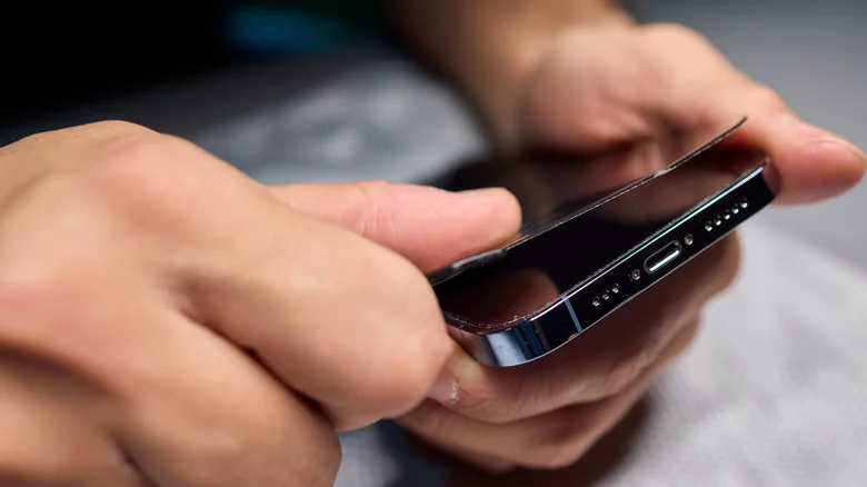 Tại Sao Lớp Phủ Chống Dầu Là Tính Năng Quan Trọng Khi Mua Miếng Dán Màn Hình Smartphone?