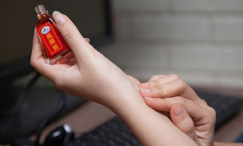 Sử dụng dầu gió để đuổi muỗi