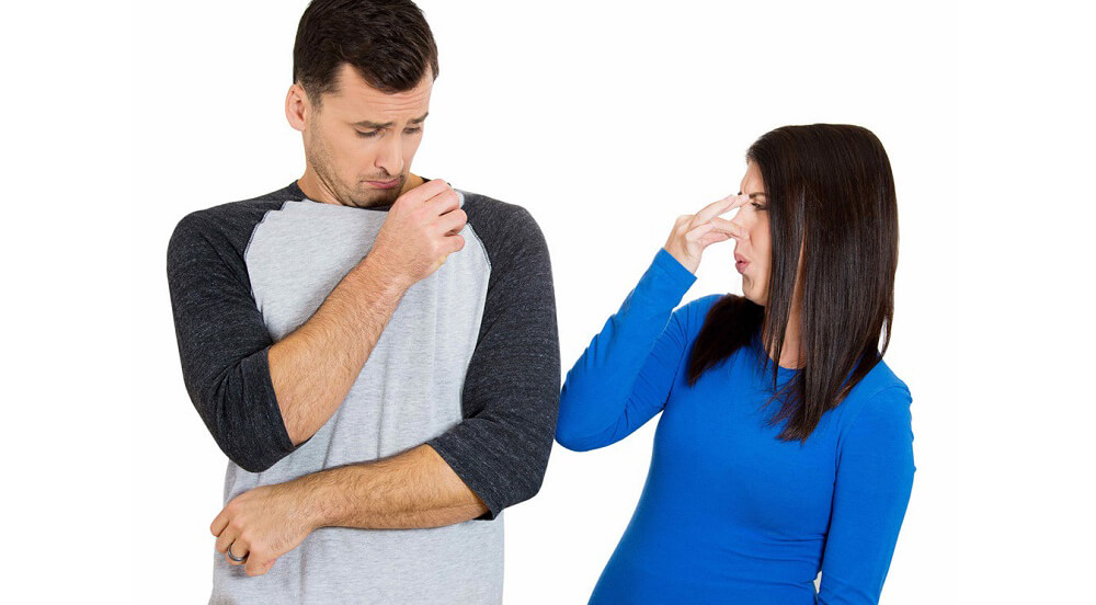 Giải Pháp Làm Khô Quần Áo Nhanh Chóng Những Ngày Mưa Dài 1 Mặc quần áo ẩm khiến bạn cảm thấy tự ti